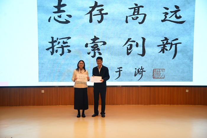 1762744184309004338.jpg 10.周剑校长接过教育部中学校长培训中心副主任郅庭瑾带来人民教育家于漪老师的亲笔题词及贺信.jpg